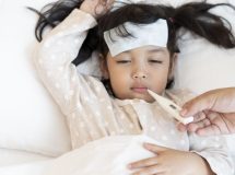 Pertolongan Pertama Saat Anak Demam Tinggi di Malam Hari