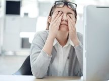 Penyebab Mata Lelah akibat Gadget dan Cara Mengatasinya dengan Aturan 20-20-20