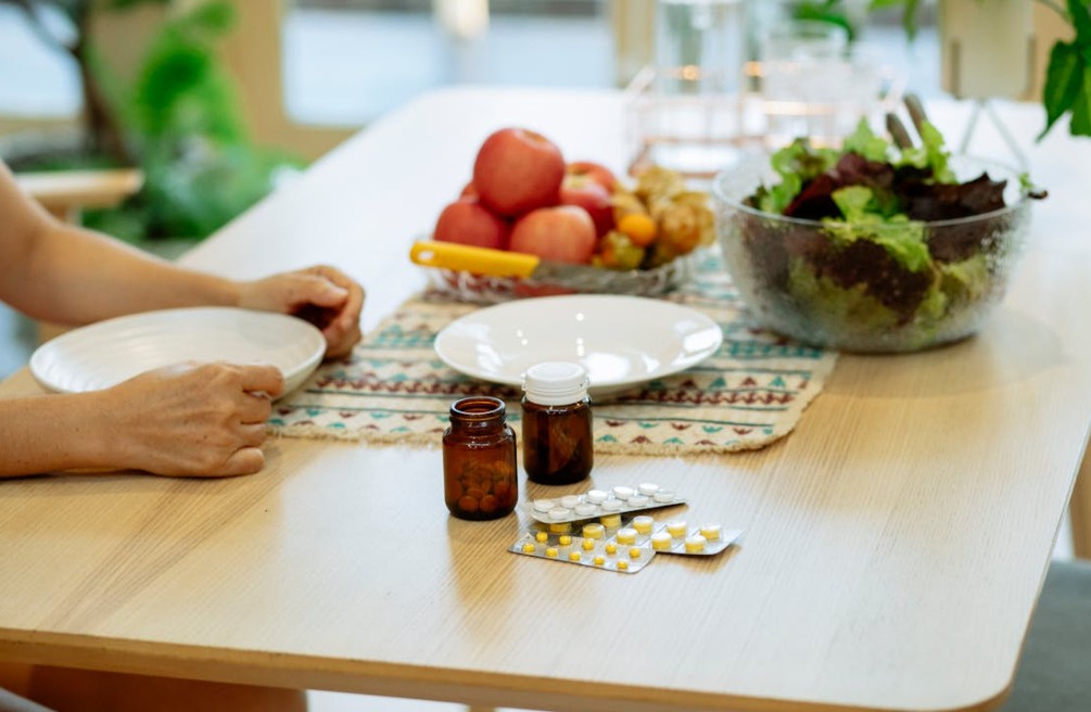 Kapan Waktu Terbaik Minum Vitamin? Pagi atau Malam?